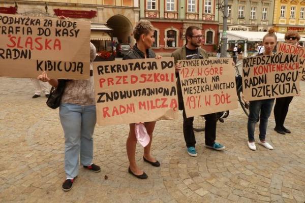  protest na uroczystej sesji rady miasta