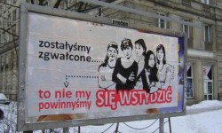 Na plakacie pięć postaci kobiecych w różnym wieku. Obok hasło „Zostałyśmy zgwałcone. To nie my powinnyśmy się wstydzić”.